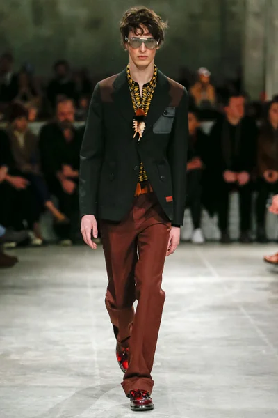 Look 25